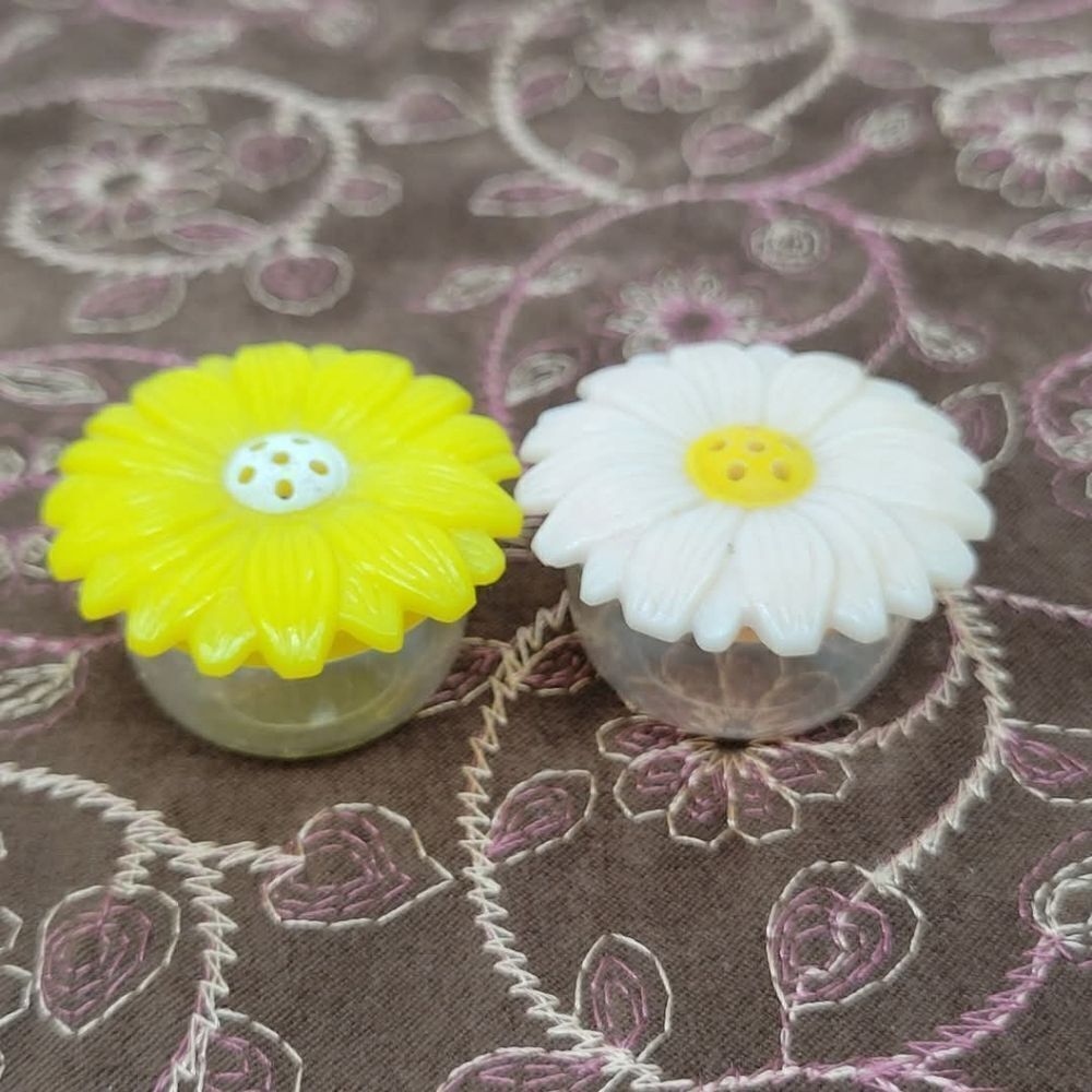 Vintage Jaydon Daisy Top Mini Aycrilic Salt & Pepper Shakers Set - 1950's 🌼